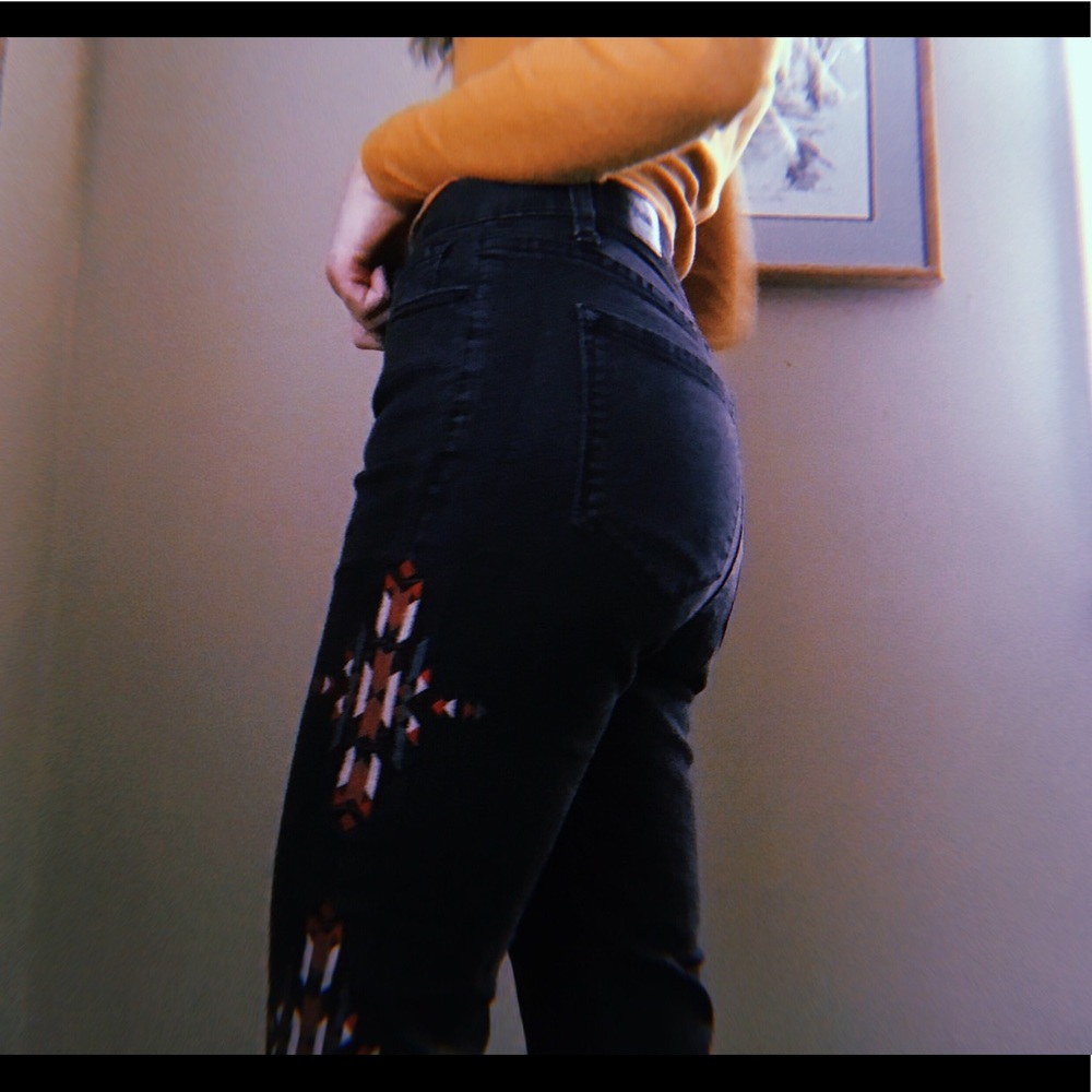 🌸BDG High Rise Waist Jean Tribal Print Detail🌸